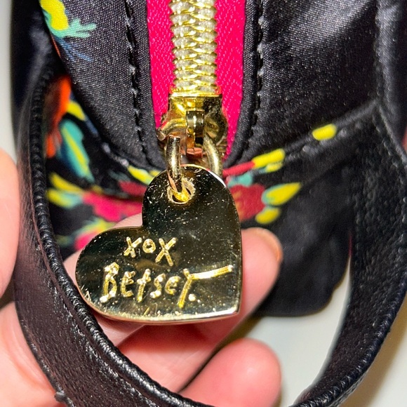 Like new Betsey Johnson floral make up bag - Picture 4 of 9